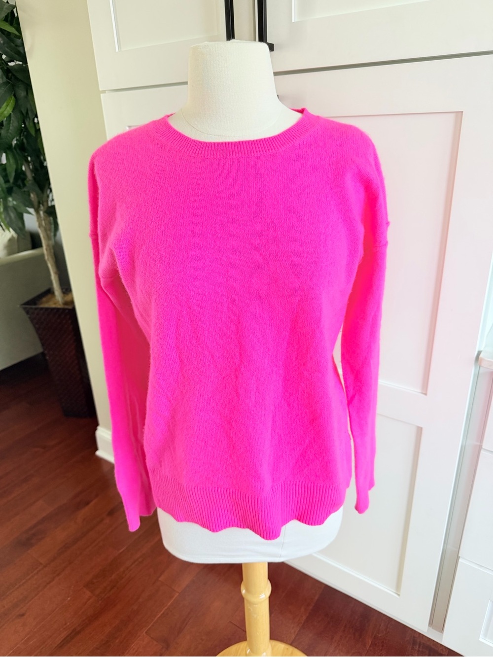 AQUA CASHMERE Bloomingdale’s Women’s  Hot Pink Crewneck Sweater XS